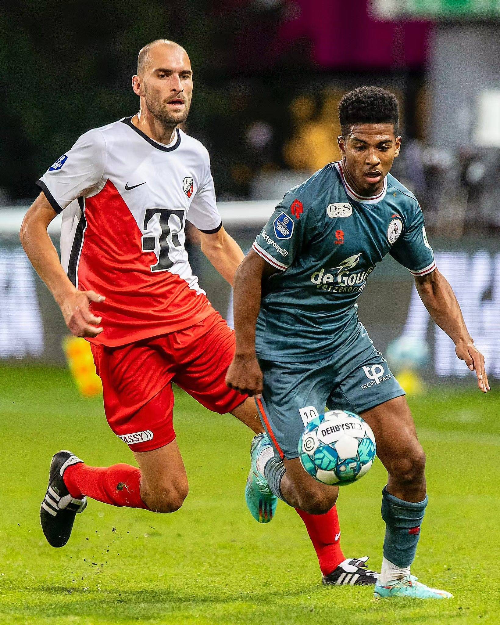 同时立足于 同时立足于